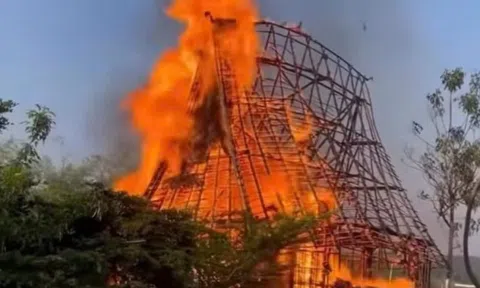 Nghịch bật lửa, nhóm trẻ vô tình thiêu rụi nhà rông ở Quảng Ngãi