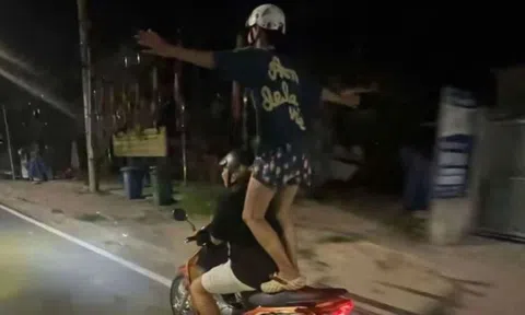 Hai nam sinh làm xiếc trên xe máy để quay TikTok ở TP.HCM