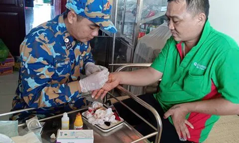 Quân y Nhà giàn DK1-7 sơ cứu kịp thời ngư dân bị cá chình cắn bị thương