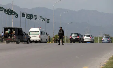 Ông Trump cảnh báo rắn, Iran thận trọng