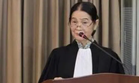 Chiếc áo của luật sư