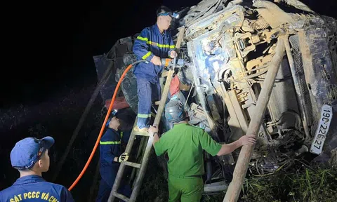 Xe tải lao xuống vực sâu, tài xế mắc kẹt trong cabin suốt 4 tiếng