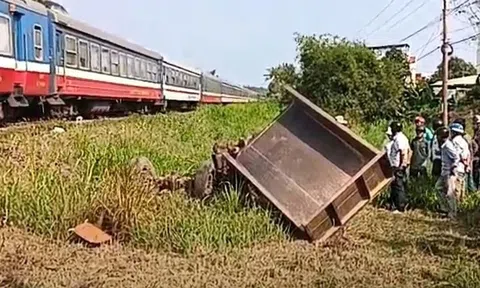 Tàu hỏa hất văng xe công nông, bé 10 tuổi tử vong