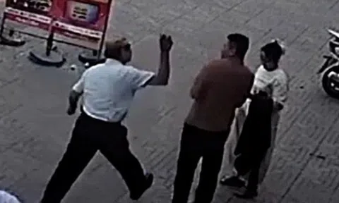 Tài xế taxi dùng gạch tấn công khách ở Nghệ An