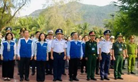 Đoàn đại biểu TP.HCM dâng hương tri ân anh hùng liệt sĩ tại Côn Đảo