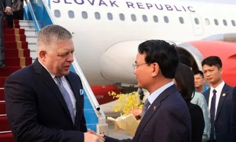 Thủ tướng Slovakia đến Hà Nội