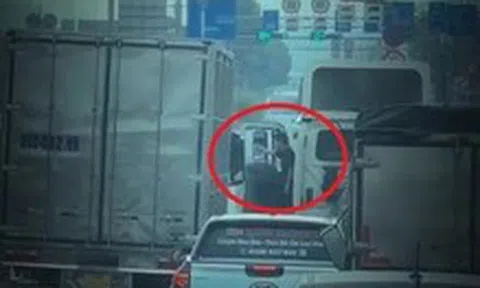Lạng lách sau mâu thuẫn trên đường, hai tài xế bị công an mời làm việc
