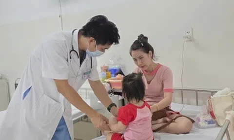 Bệnh tay chân miệng vào mùa, bệnh viện ở Đà Nẵng đón hàng trăm ca mỗi ngày