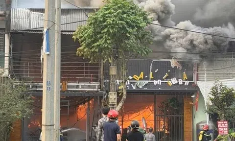 Nhà hàng Cua Sông cháy lớn