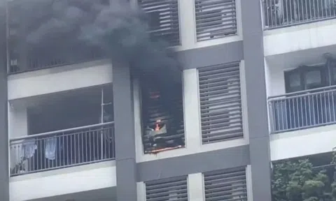 Cháy căn hộ tầng 10 chung cư tại TP.HCM, hàng trăm cư dân tháo chạy