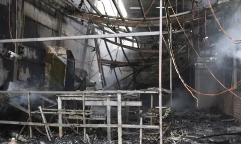 Bỏ của cứu nhà hàng xóm, vợ chồng trắng tay sau vụ cháy