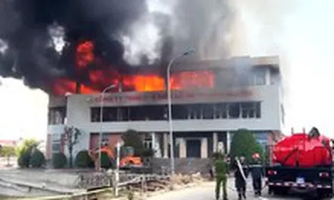 Cháy tại khu vực trưng bày sản phẩm gỗ, cột khói bốc cao hàng chục mét