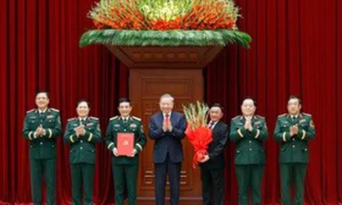 Tổng Bí thư, Chủ tịch nước trao các quyết định của Bộ Chính trị về công tác cán bộ