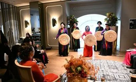 Phu nhân Chủ tịch Quốc hội thưởng thức dân ca quan họ do sinh viên Italia biểu diễn