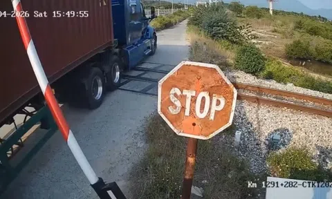 Thót tim xe container, xe tải vượt rào chắn đường sắt