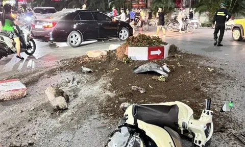 Ôtô Mercedes đâm liên hoàn 2 xe khác trong khu đô thị