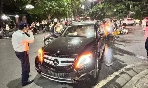 Xác minh vụ nữ tài xế xe Mercedes 'cố thủ' sau tai nạn ở Hà Nội