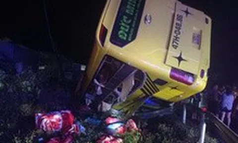 Xe khách mất lái lúc mưa lớn, lật nhào trên quốc lộ