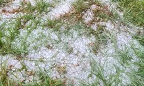 Mưa đá giội xuống Tu Mơ Rông, người dân không dám ra ngoài