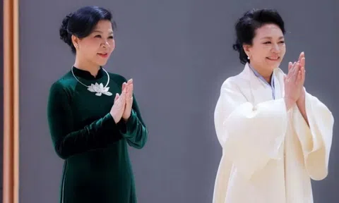 Phu nhân Ngô Phương Ly gặp gỡ, trao đổi với Phu nhân Bành Lệ Viên