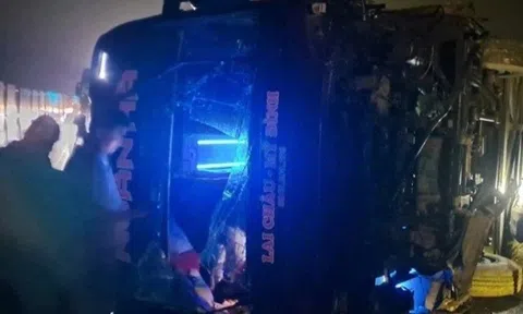 Lật xe khách trên cao tốc Nội Bài - Lào Cai