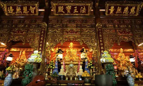 Mục sở thị những pho tượng dát vàng tại ngôi đền giữa làng quê Hà Tĩnh