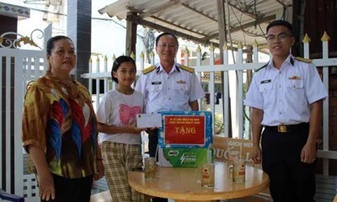 Trung tâm Bảo đảm kỹ thuật Vùng 2 Hải quân tặng quà cho con ngư dân
