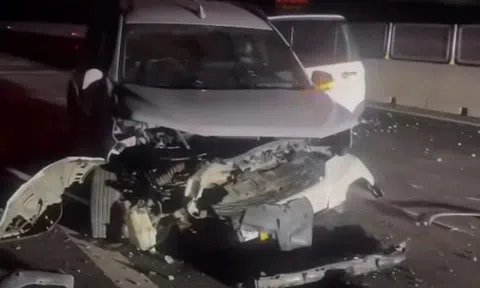 Xe 7 chỗ gặp nạn trên cao tốc chưa mở