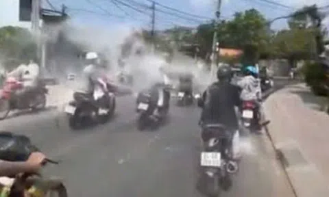 Nhóm thanh niên ném bột mù mịt trên đường ở Vĩnh Long