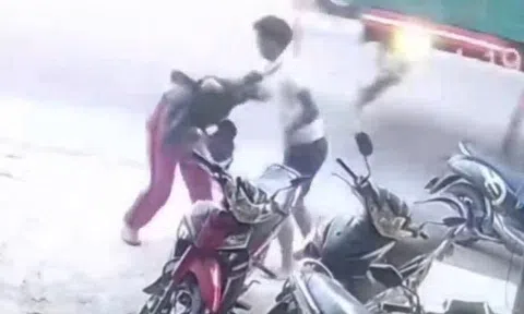 Đang đi đường, một phụ nữ bị chặn lại hành hung