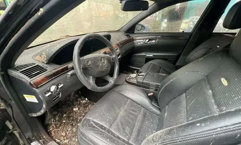 Ôtô Mercedes S63 bị bỏ quên 10 năm trên vỉa hè là tang vật vụ án
