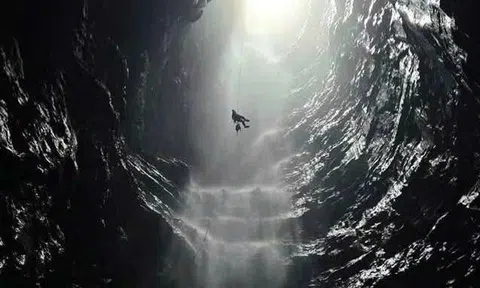 Phát hiện hang động có thác nước cao 350 m tại Phong Nha - Kẻ Bàng