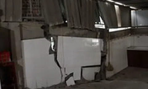 Sạt lở bờ kè sông Hồng khiến tường nhà nứt toác, 11 hộ dân di dời khẩn cấp