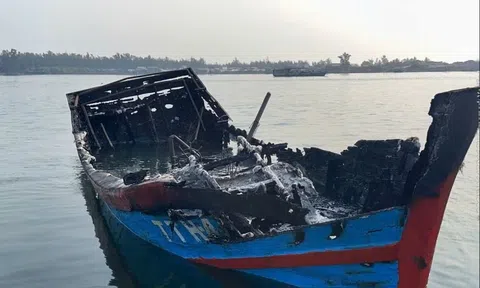 Tàu cá chứa 1.800 lít dầu diesel bốc cháy
