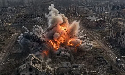 Hỏa lực Nga giáng đòn mạnh: Kho đạn Ukraine nổ tung, mặt trận Kupyansk rung chuyển