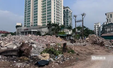 Thi công cầm chừng, đường Đặng Thai Mai trở thành điểm tập kết vật liệu, phế thải