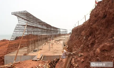 Chạy đua với thuỷ triều thi công tường chắn sóng biển trước mùa mưa bão