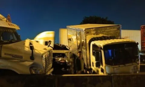 Xe Porsche cùng 5 xe tải tông liên hoàn, cầu Phú Mỹ tắc nhiều giờ