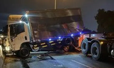 6 ô tô tông liên hoàn trên cầu Phú Mỹ, ùn tắc kéo dài