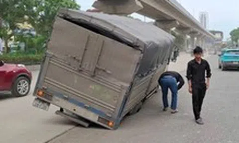 Xe tải sụp hố trên đường Nguyễn Trãi, đoạn vừa hoàn trả mặt bằng chống ngập