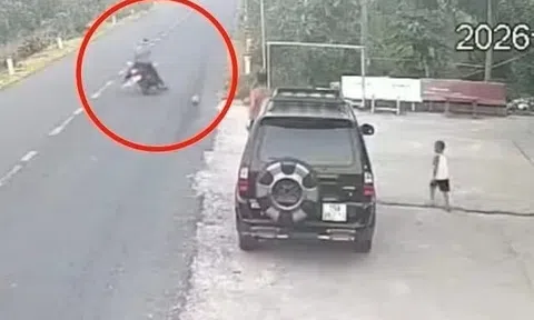 Trách nhiệm trong vụ trẻ đá bóng ra đường gây tai nạn chết người