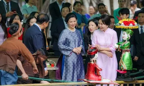 Phu nhân Ngô Phương Ly và Phu nhân Tổng thống Hàn Quốc thăm bảo tàng, xem múa rối nước