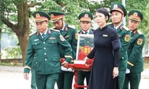 An táng 8 hài cốt liệt sĩ vừa quy tập ở biên giới Việt Nam - Lào