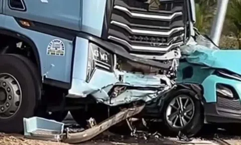 Qua nút giao không giảm tốc, xe tải tông nát taxi