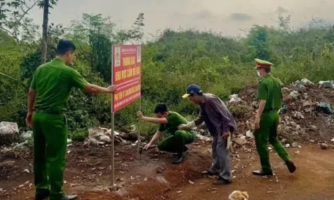 Đổ trộm rác, thanh niên bị phạt phải dọn sạch lại rác