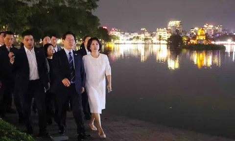 Tổng thống Hàn Quốc và Phu nhân tản bộ, ăn kem, ngắm Hà Nội về đêm