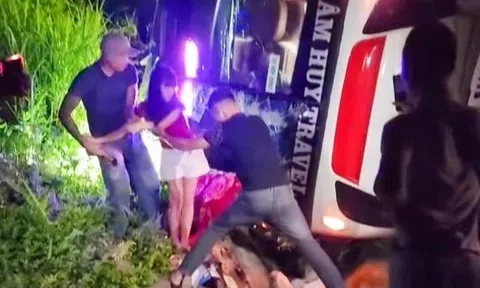 Xe khách chở hơn 40 người lật nghiêng khi xuống dốc ở Lào Cai