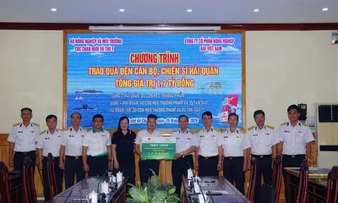 Nhiều đơn vị tặng quà cho chiến sĩ Hải quân nơi đầu sóng, ngọn gió