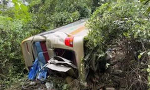 Xe khách chở 25 người lao xuống vực sâu 100m, 1 người chết, 6 người bị thương