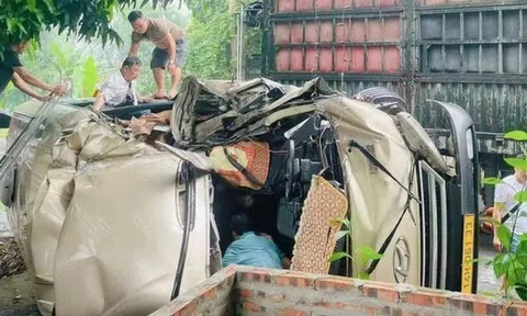 Tuyên Quang: Xe khách chở đoàn du lịch gặp nạn, đầu xe bẹp rúm